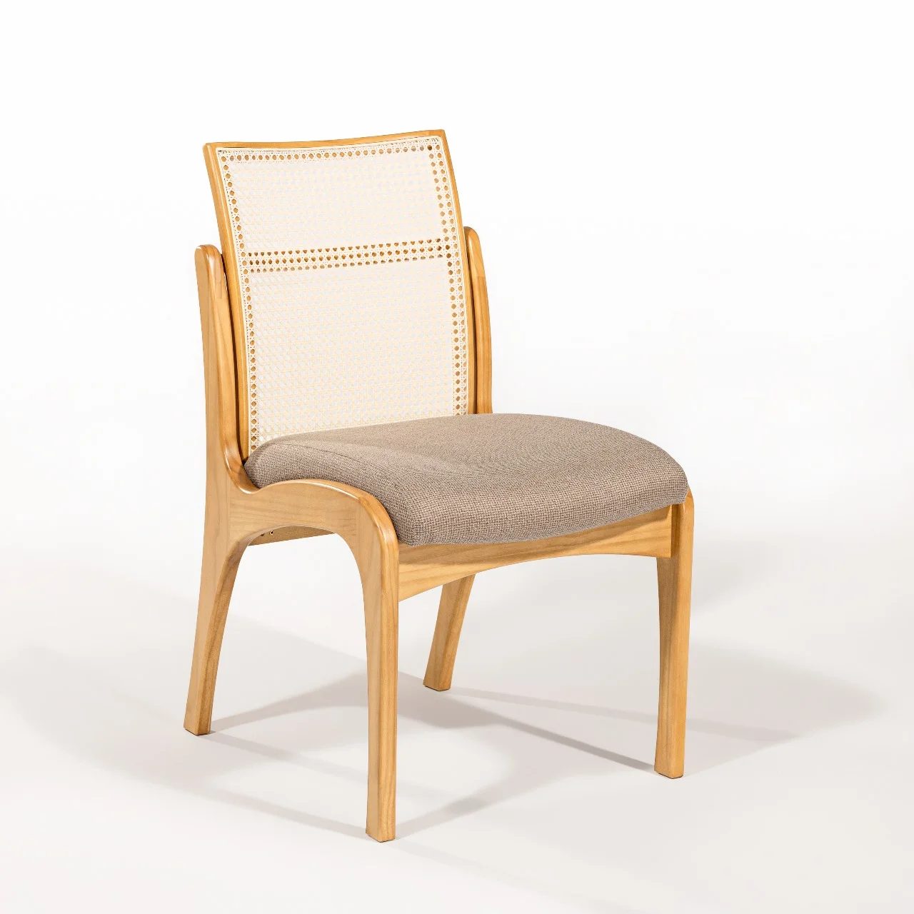 CADEIRA MACIÇA LISBOA ESTOFADA COM ENCOSTO EM TELA SEXTAVADA Mel